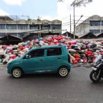 Darurat Sampah Membuat Pemkot Tangsel Menyalahkan Pedagang Kaki Lima