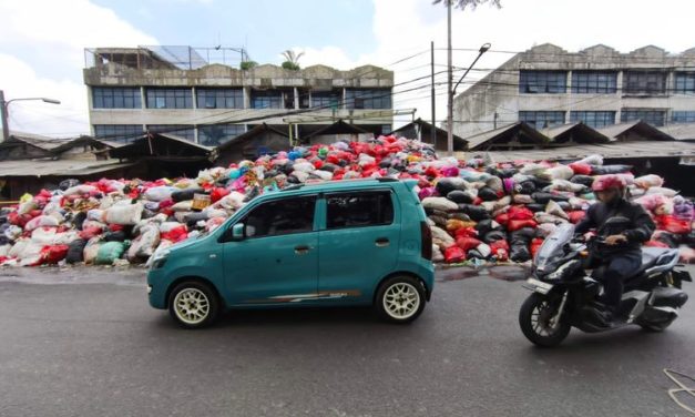 Darurat Sampah Membuat Pemkot Tangsel Menyalahkan Pedagang Kaki Lima