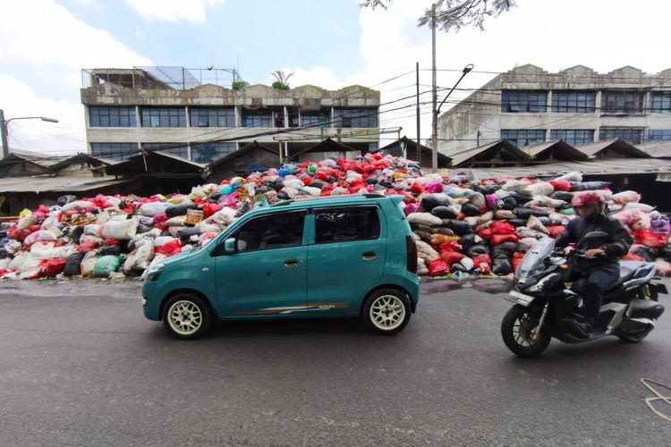 Darurat Sampah Membuat Pemkot Tangsel Menyalahkan Pedagang Kaki Lima