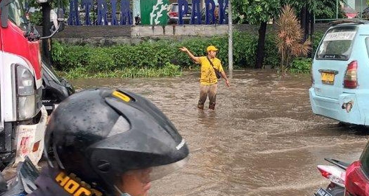 DI Panjaitan Tergenang, Lalin Ke Cawang Lumpuh Siang Ini