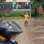 DI Panjaitan Tergenang, Lalin Ke Cawang Lumpuh Siang Ini