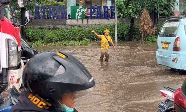 DI Panjaitan Tergenang, Lalin Ke Cawang Lumpuh Siang Ini