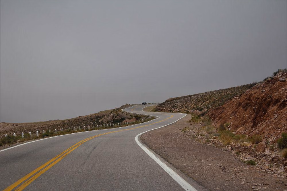 3 Cara Aman Melintasi Jalanan Berkelok-Kelok