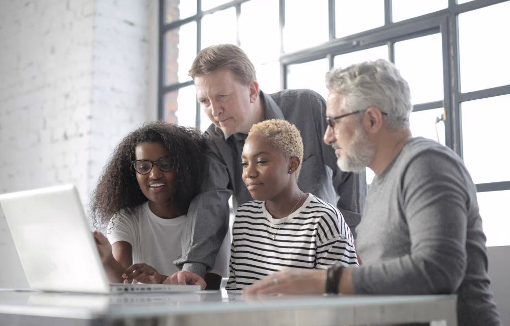 Beda Usia, Teman Jadi Lebih Berwarna