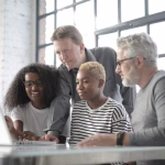 Beda Usia, Teman Jadi Lebih Berwarna