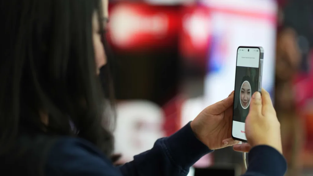 Cuma Modal Muka! Ini Cara Mudah Registrasi SIM Card Biometrik