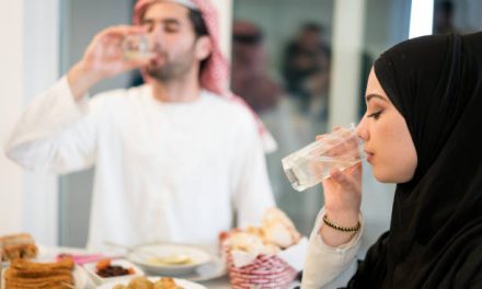 Alasan Wajib Makan Pakai Tangan Kanan