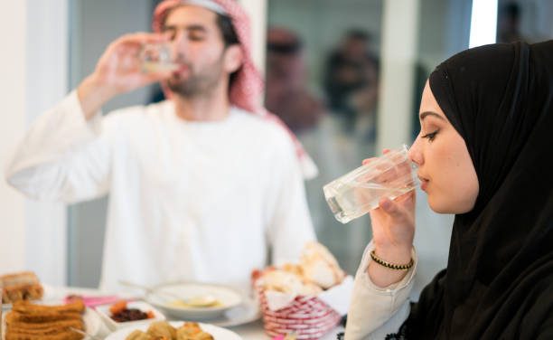 Alasan Wajib Makan Pakai Tangan Kanan