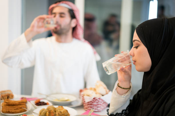 Alasan Wajib Makan Pakai Tangan Kanan