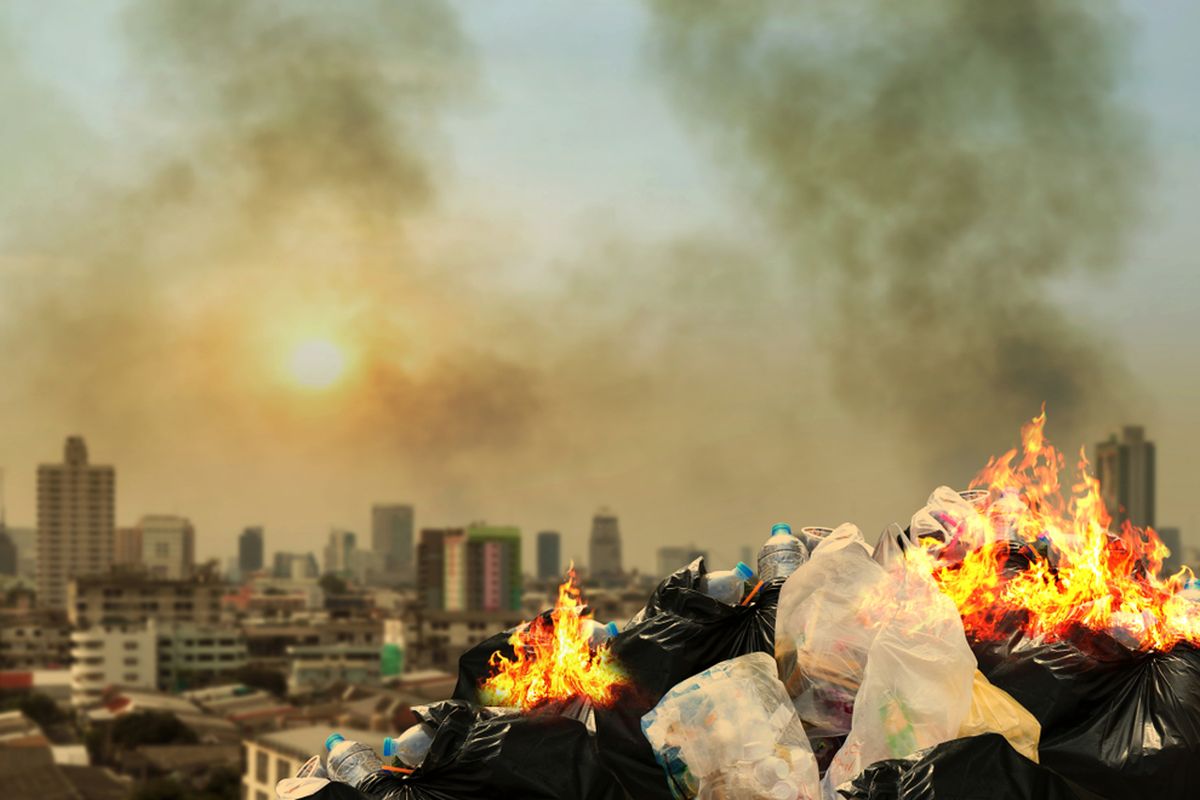 Jangan Bakar Plastik! Ada Racun Mengintai