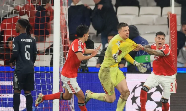 Laga Gila Benfica-Madrid: 2 Merah, Kiper Malah Nyetak Gol!