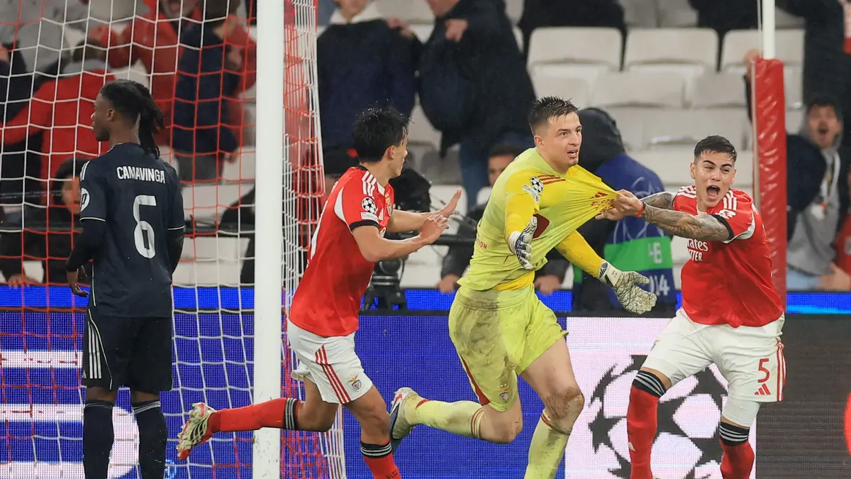 Laga Gila Benfica-Madrid: 2 Merah, Kiper Malah Nyetak Gol!