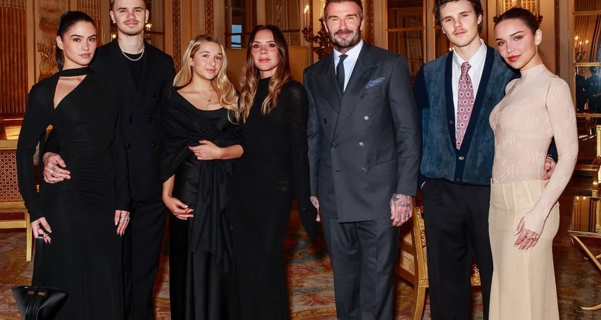 Momen Spesial Victoria Beckham & Serba Hitam Keluarga