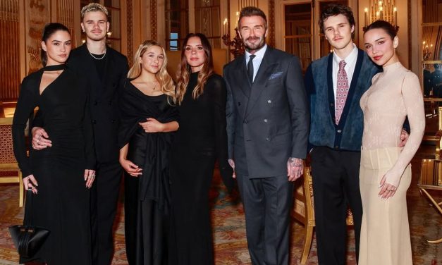 Momen Spesial Victoria Beckham & Serba Hitam Keluarga