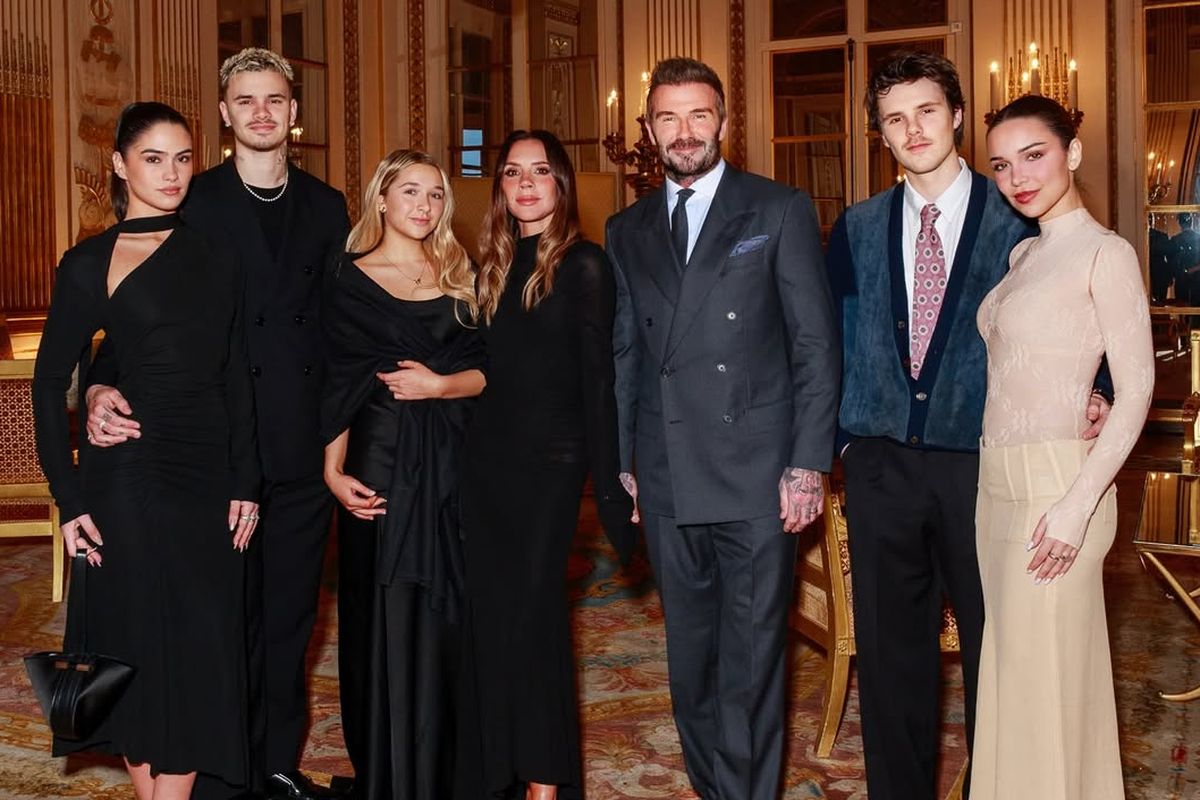 Momen Spesial Victoria Beckham & Serba Hitam Keluarga