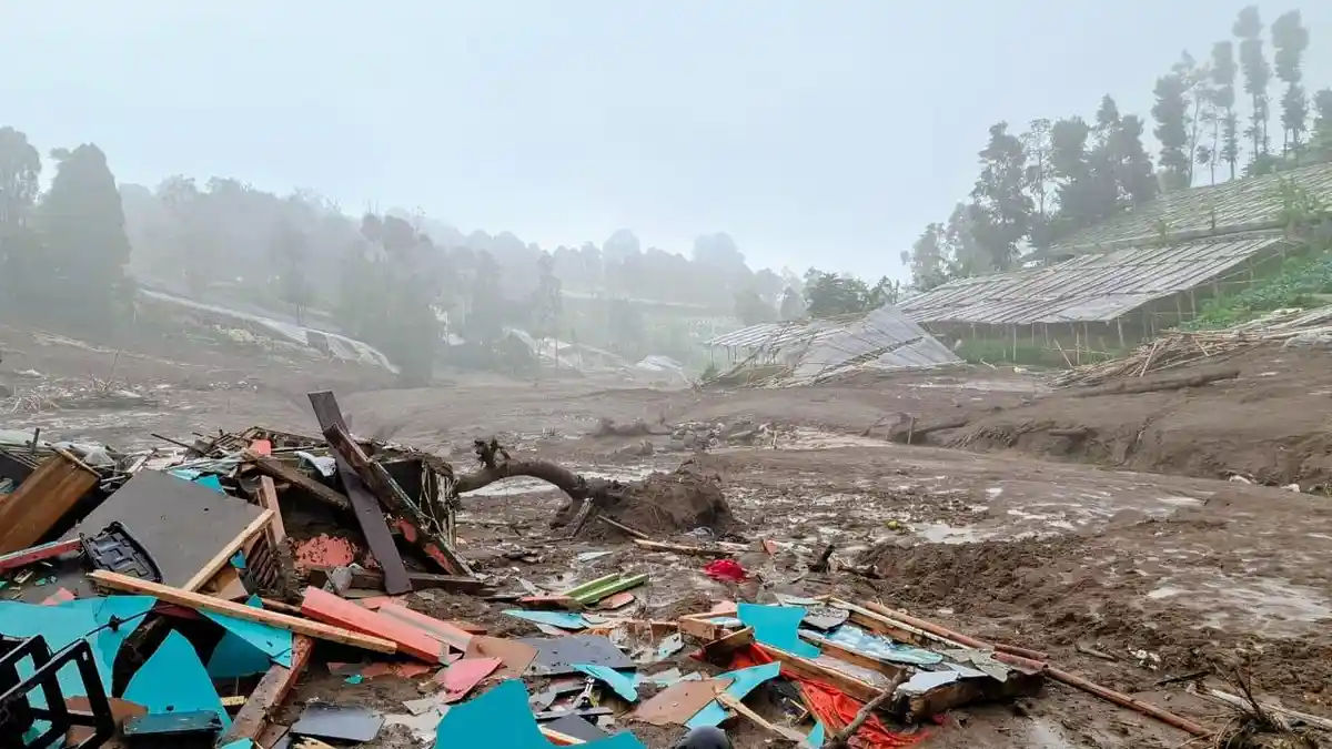 Update Longsor Cisarua: 80 Warga Masih Hilang!